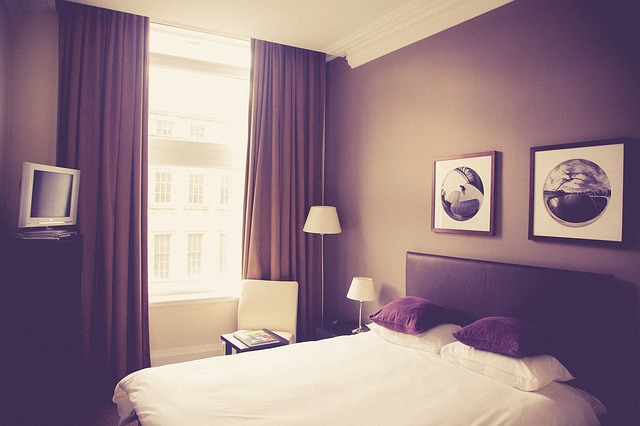 hotelový pokoj a postel