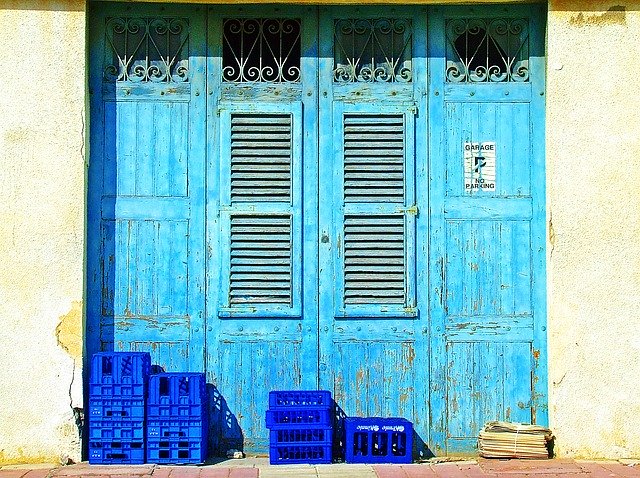 modrá dřevěná garážová vrata
