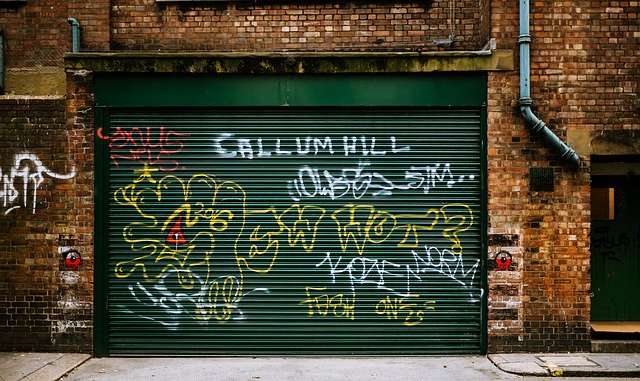 garážová vrata popsaná graffiti